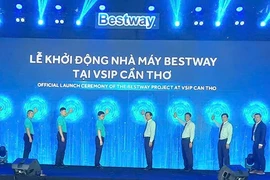 Les autorités de la ville de Can Tho, les investisseurs et les délégués lors de la cérémonie d'inauguration de l'usine Bestway au parc industriel VSIP de Can Tho. Photo : VNA