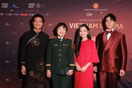 Le réalisateur Dang Thai Huyen (deuxième à partir de la gauche) et les acteurs de « Pluie rouge». (Photo courtoisie de la VFDA)