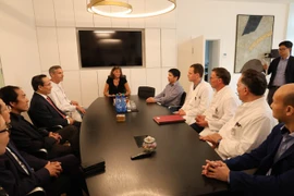 La séance de travail entre les médecins de l'hôpital central militaire 108 et leurs collègues de la faculté de médecine de Hanovre (Photo : VNA)