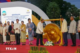 Le vice-Premier ministre lao Kikeo Khaykhamphithoun a frappé le gong pour ouvrir le festival Thatluang 2025 à Vientiane le 1er novembre. (Photo : VNA)
