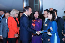 e président français Emmanuel Macron et son épouse sont arrivés à Hanoï dimanche soir 25 mai, entamant une visite d'État de trois jours au Vietnam à l'invitation de son homologue vietnamien Luong Cuong. Photo : VNA
