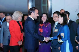 e président français Emmanuel Macron et son épouse sont arrivés à Hanoï dimanche soir 25 mai, entamant une visite d'État de trois jours au Vietnam à l'invitation de son homologue vietnamien Luong Cuong. Photo : VNA