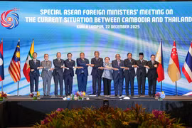 Des participants posent pour une photo de groupe lors de la réunion spéciale des ministres des Affaires étrangères de l'ASEAN sur la situation actuelle entre le Cambodge et la Thaïlande, qui s'est tenue à Kuala Lumpur, en Malaisie, le 22 décembre. (Photo : Ministère vietnamien des Affaires étrangères)