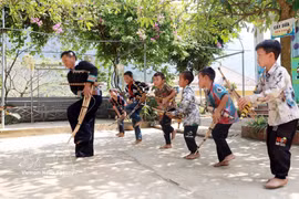 Des artisans enseignent la danse et le khèn Hmong aux élèves de l’École primaire semi-internat pour minorités ethniques de la commune de Ta Mung (Lai Chau). Photo d'illustration : VNA
