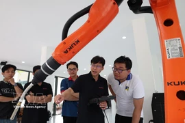 Des robots industriels et des systèmes de contrôle automatisé, financés par des entreprises, sont mis à disposition pour les activités de formation. Photo : VNA.