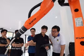 Des robots industriels et des systèmes de contrôle automatisé, financés par des entreprises, sont mis à disposition pour les activités de formation. Photo : VNA.