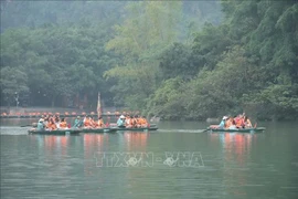 Des touristes visitent le site écotouristique de Tràng An au premier jour de l’An 2026. Photo : VNA