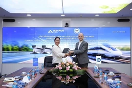 Des représentants du groupe Hoa Phat et de TÜV SÜD Rail GmbH signent l'accord. (Photo : Hoa Phat Group)