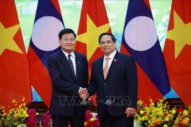 Le Premier ministre Pham Minh Chinh (VNA) et le secrétaire général du Parti révolutionnaire populaire et président du Laos, Thongloun Sisoulith. Photo : VNA
