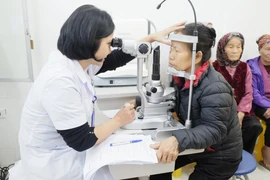 Grâce au soutien professionnel des établissements de santé de niveau supérieur, les habitants peuvent accéder à des services médicaux modernes et de haute qualité directement dans les quartiers et communes. Photo : VNA