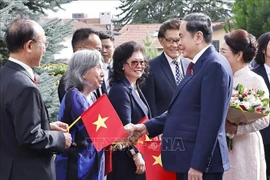 Le président de l'Assemblée nationale, Tran Thanh Man, et son épouse, Nguyen Thi Thanh Nga, ont rencontré la communauté vietnamienne en Suisse le 27 juillet (heure locale) à Genève. Photo : VNA