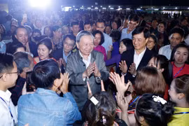 Le secrétaire général du Parti, Tô Lâm, assiste samedi soir, 14 novembre, au quartier de Thuong Cat de l'arrondissement de Bac Tu Liem, Hanoï. Photo : VNA