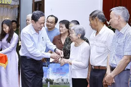 Le président de l’AN Tran Thanh Man offre des cadeaux aux ménages défavorisés et aux travailleurs à Cân Tho. Photo : VNA