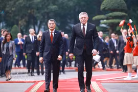 Le Premier ministre vietnamien Lê Minh Hung (gauche) préside, dans la matinée du 13 avril, au Palais présidentiel, la cérémonie d’accueil officiel du Premier ministre de la République slovaque, Robert Fico, en visite officielle au Vietnam. Photo : VNA