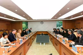 Rencontre entre le ministre des Finances Nguyen Van Thang et l'ambassadeur des États-Unis au Vietnam Marc E. Knapper à Hanoï le 8 mai. (Photo : VNA)