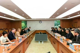 Rencontre entre le ministre des Finances Nguyen Van Thang et l'ambassadeur des États-Unis au Vietnam Marc E. Knapper à Hanoï le 8 mai. (Photo : VNA)