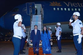 Le Premier ministre Pham Minh Chinh, son épouse Lê Thi Bich Trân et une délégation vietnamienne de haut rang ont atterri tôt le 5 juillet (heure locale) à l'aéroport Galeão de Rio de Janeiro tôt le 5 juillet (heure locale), entamant ainsi leur participation au sommet élargi des BRICS et aux activités bilatérales au Brésil. Photo : VNA