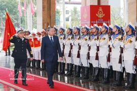 Le secrétaire général du Parti, To Lam, passe en revue la garde d'honneur de la Marine populaire vietnamienne lors de la cérémonie qui s'est déroulée dans la ville de Hai Phong le 28 février. (Photo : VNA)
