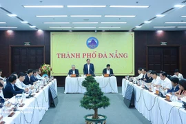 Le Premier ministre Pham Minh Chinh s'adresse aux membres du Comité permanent du Parti de Da Nang lors d'une séance de travail le 28 février. (Photo : VNA)