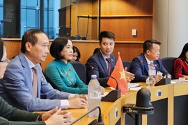 La vice-présidente de l'Assemblée nationale, Nguyen Thi Thanh (3e à partir de la gauche), lors de sa rencontre avec le vice-président du Parlement européen, Younous Omarjee (Photo : daibieunhandan.vn)