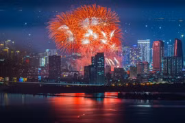La ville de Da Nang dévoile sa beauté moderne sous un ciel embrasé par les feux d’artifice. Photo : VNA