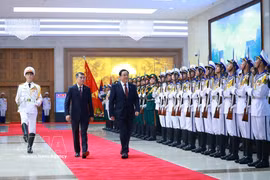 Dans l’après-midi du 7 juin, au siège du gouvernement, le Premier ministre Lê Minh Hung a présidé la cérémonie d’accueil officielle en l’honneur de son homologue lao Sonexay Siphandone. Photo : VNA
