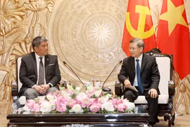 Lê Minh Tri, membre du Bureau politique, secrétaire du Comité central du Parti communiste du Vietnam (PCV) et chef de sa Commission des affaires intérieures (droite) et Isra Sunthornvut, vice-président du Parti démocrate de Thaïlande. Photo : VNA