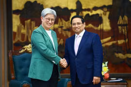 Le Premier ministre Pham Minh Chinh serre la main de la ministre australienne des Affaires étrangères, Penny Wong, à Hanoi, le 20 août. Photo : VNA