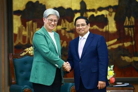 Le Premier ministre Pham Minh Chinh serre la main de la ministre australienne des Affaires étrangères, Penny Wong, à Hanoi, le 20 août. Photo : VNA