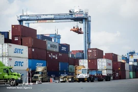 Des conteneurs de marchandises sont manutentionnés au port de Cat Lai, à Hô Chi Minh-Ville. Photo : VNA 