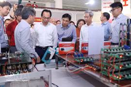 Le ministre de l'Éducation et de la Formation, Hoang Minh Son, et une délégation visitent un espace d'innovation interdisciplinaire conçu par l'Université des sciences et technologies de Hanoï. Photo : VNA