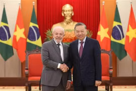 Le secrétaire général du Parti communiste du Vietnam, To Lam, (droite) et le président brésilien Luiz Inácio Lula da Silva. Photo : VNA