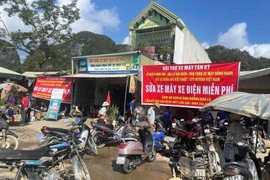 Au carrefour Roi à Tan Ky, des centaines de motos font la queue chaque jour, attendant patiemment leur tour pour être soignées. (Photo : VNA)