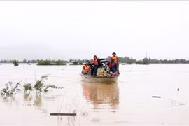 Des navires spécialisés de la Marine ont été mobilisés pour participer aux opérations de sauvetage des personnes dans les zones inondées de la province de Khanh Hoa. Photo : VNA