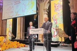 L’adjoint au maire de Paris, Arnaud Ngatcha, souligne que le maintien, depuis plus de dix ans, de la célébration du Têt vietnamien à l’Hôtel de Ville témoigne de l’attention portée par la capitale à la communauté vietnamienne ainsi que de la solidité des liens d’amitié entre Paris et le Vietnam. Photo : VNA