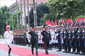 Le général d’armée Phan Van Giang, membre du Bureau politique, vice-secrétaire de la Commission militaire centrale et ministre de la Défense (centre) et le colonel général Zakir Hasanov, ministre de la Défense de l’Azerbaïdjan. Photo : VNA