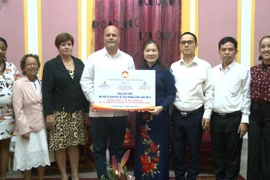 Truong Thi Ngoc Anh, vice-présidente du Comité central du Front de la Patrie du Vietnam, offre des cadeaux au Comité de défense de la révolution de Cuba en septembre 2023. Photo : VNA 