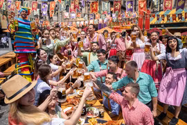 Le festival s'anime de couleurs éclatantes et de danses entraînantes à travers tout le Royaume du Soleil. Photo : Sun Groupe