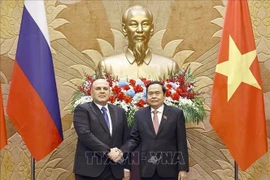 Le président de l’Assemblée nationale vietnamienne, Trân Thanh Mân (droite) et le Premier ministre russe Mikhaïl Michoustine. Photo : VNA