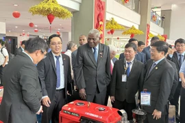 Le président de l'Assemblée nationale du pouvoir populaire et du Conseil d'État de Cuba, Esteban Lazo Hernández, étudie les modèles et équipements de production agricole à l'Université de technologie et d'éducation de Hô Chi Minh-Ville. (Photo : VNA)