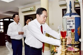 Le président de l'Assemblée nationale, Tran Thanh Man (deuxième à partir de la gauche), a offert de l'encens en hommage à l'ancien président de l'Assemblée nationale, Nguyen Huu Tho. Photo : quochoi.vn
