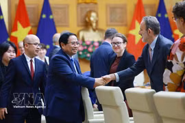 Le Premier ministre Pham Minh Chinh reçoit les ambassadeurs et chargés d’affaires de l’UE au Vietnam. Photo / VNA