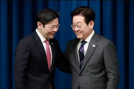 Le président sud-coréen Lee Jae-myung (droite) et le Premier ministre singapourien Lawrence Wong échangent des salutations à l'issue d'une conférence de presse conjointe au palais présidentiel de Yongsan. (Photo : Yonhap)