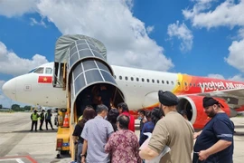 Des gens montent à bord d'un avion Vietjet. — Photo : Vietjet