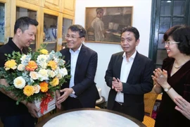 Le vice-ministre permanent des Affaires étrangères, Nguyen Minh Vu, président du Comité national du Vietnam pour l'UNESCO, a rendu visite au professeur et chef d'orchestre Le Phi Phi, fils du regretté musicien Hoang Van, et l'a félicité à l'occasion de l'inscription officielle de la collection Hoang Van au Registre Mémoire du monde de l'UNESCO. Photo : VNA