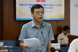 Nguyen Hoang Anh, chef adjoint de la Division des politiques générales du département des finances municipal, prend la parole lors du point de presse. (Photo : VNA)
