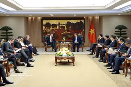 Lors de la rencontre entre le vice-Premier ministre permanent Pham Gia Tuc et le secrétaire d’État adjoint américain Christopher Landau. Photo : VNA