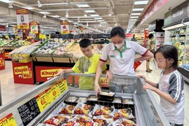 À Hô Chi Minh-Ville, les supermarchés renforcent les promotions et les programmes de stabilisation des prix. Photo : VNA