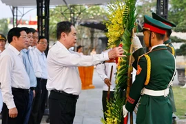 Le président de l'AN, Tran Thanh Man, dépose des fleurs au cimetière des martyrs de la route 9, dans la province de Quang Tri (Photo : VNA)