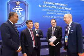 Le vice-ministre permanent des Affaires étrangères Nguyen Minh Vu avec les délégués participant à la cérémonie de signature de la Convention de Hanoi le matin du 25 octobre. Photo : VNA